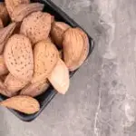 amandes à décortiquer