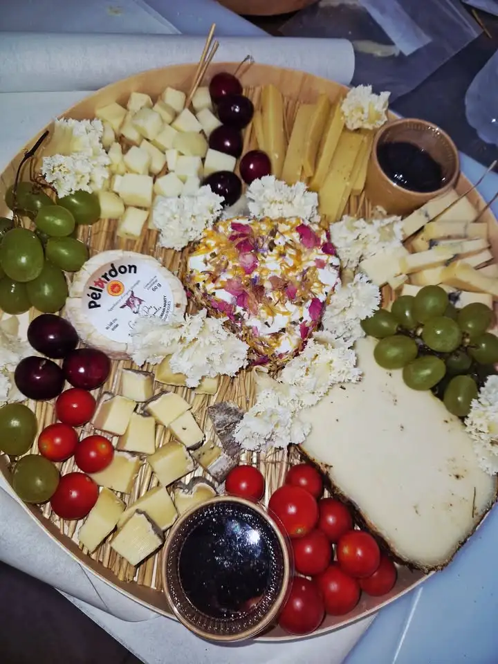 Commande du jour : un magnifique plateau de fromages pour une cousinade !

Un immense merci à nos chaleureux clients pour leur confiance. C'est toujours un réel plaisir de contribuer à vos moments de partage et de régaler vos invités.

Que ce soit pour une cousinade, un anniversaire, un apéritif, un mariage ou toute autre occasion, nous sommes heureux de préparer des plateaux gourmands qui feront le bonheur de vos convives.

Les commandes sont possibles toute l'année.

N''hésitez pas à nous contacter pour créer un plateau adapté à vos envies et à votre événement.

Nos fromages sont là pour votre plaisir… et pour rendre chaque moment encore plus savoureux !