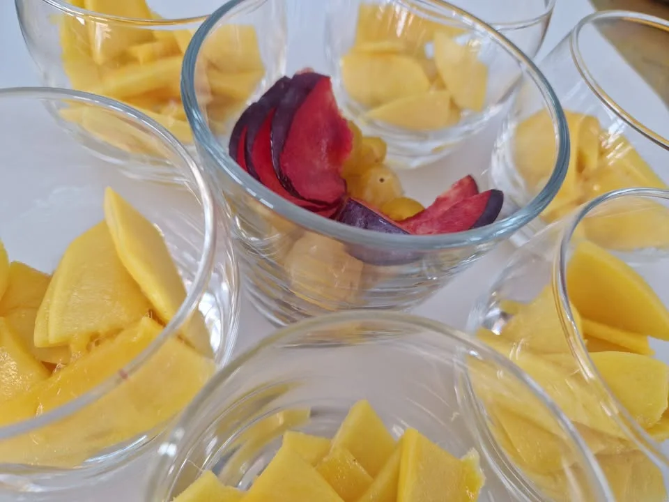 Sublimez vos envies de fraîcheur ! 
​Laissez-vous tenter par nos plateaux de fruits frais préparés sur commande. Des compositions colorées, gourmandes et soigneusement découpées sous toutes leurs formes pour émerveiller vos papilles et vos invités.

​Commandes & infos : Contactez-nous en message privé !
​Belle journée à tous !