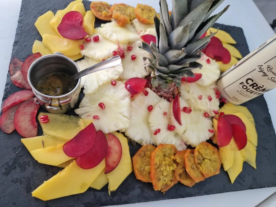 Sublimez vos envies de fraîcheur ! 
​Laissez-vous tenter par nos plateaux de fruits frais préparés sur commande. Des compositions colorées, gourmandes et soigneusement découpées sous toutes leurs formes pour émerveiller vos papilles et vos invités.

​Commandes & infos : Contactez-nous en message privé !
​Belle journée à tous !
