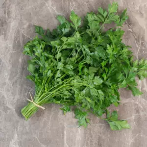 Bouquet de persil sur une surface en marbre
