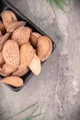 amandes à décortiquer
